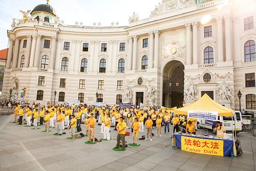 Image for article Viena, Áustria: pessoas de toda a Europa assinam a petição para levar ex-ditador chinês à justiça