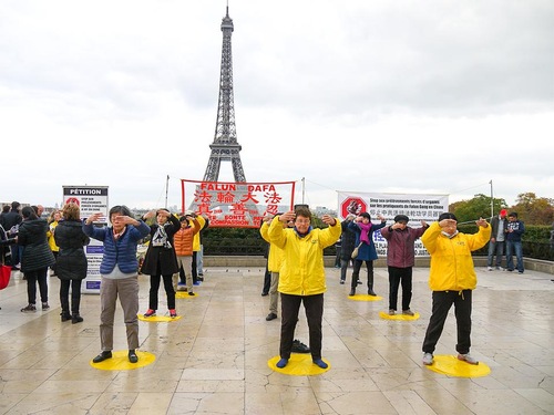 Image for article Paris: Coleta de assinaturas em frente à Torre Eiffel condena assassinato por extração de órgãos na China 