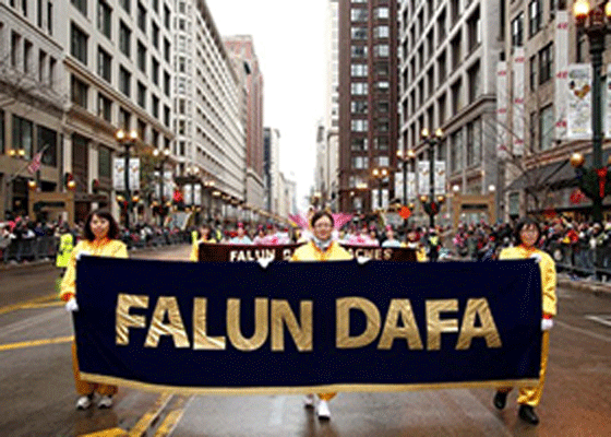 Image for article Chicago: estudantes recém-chegados da China são agradavelmente surpreendidos ao ver o Falun Gong na Parada de Ação de Graças