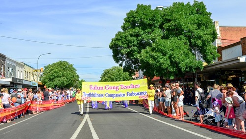 Image for article Sydney, Austrália: Falun Gong participa no Desfile da Festa Nacional da Cereja