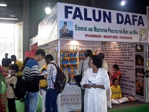 Image for article Índia: livros do Falun Dafa são um item popular na feira do livro de Calcutá de 2016