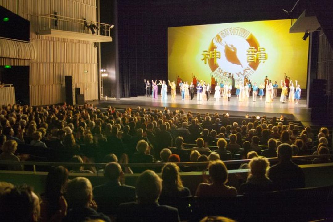 Image for article Bélgica: o Shen Yun traz esperança e alegria para um auditório lotado em Bruges
