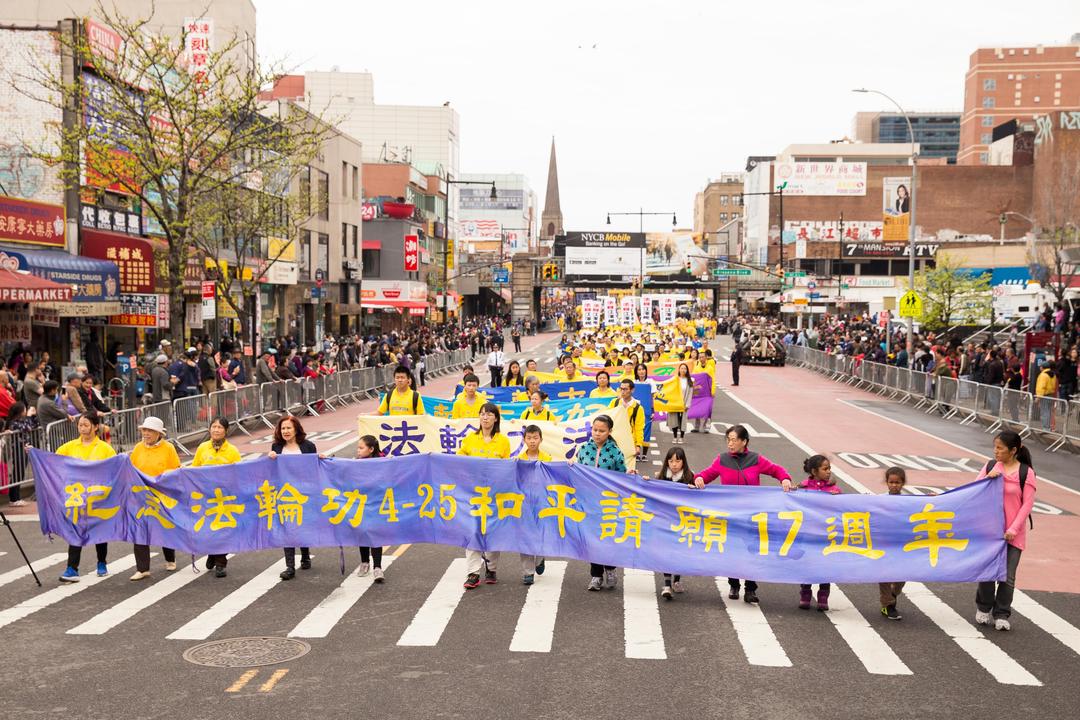 Image for article “Eu vejo esperança para a China”: Desfile no bairro chinês em Nova York comemora o apelo pacífico de 25 de abril
