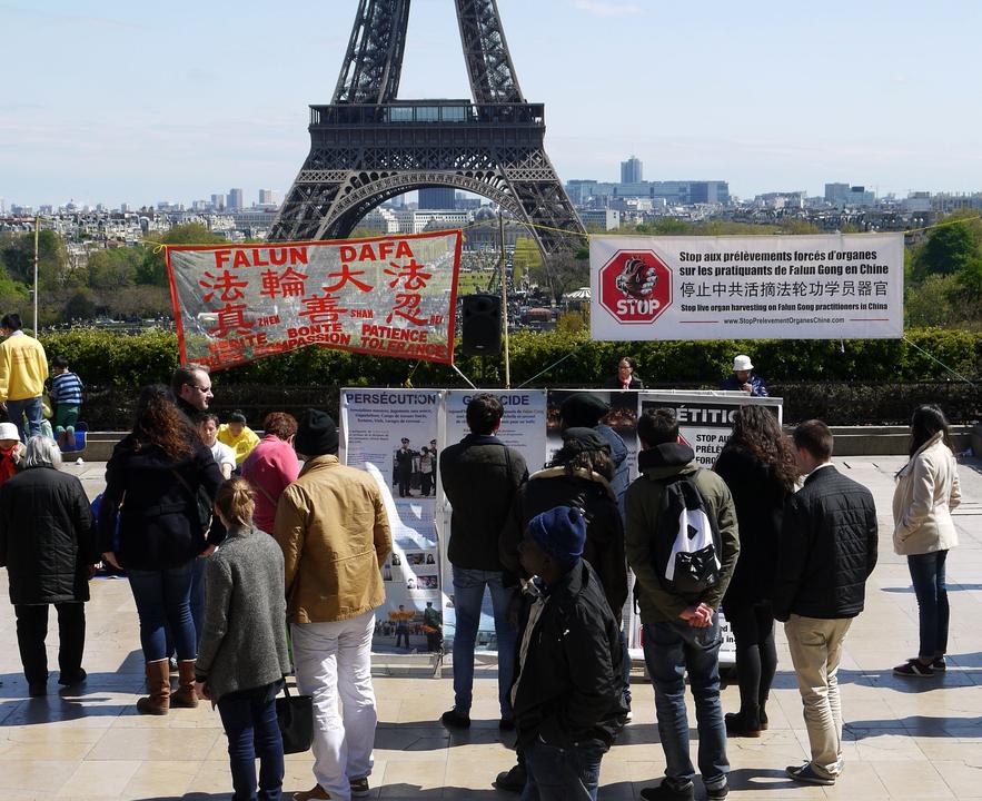 Image for article Paris: turistas e moradores aprendem mais sobre o Falun Dafa na Praça Trocadero