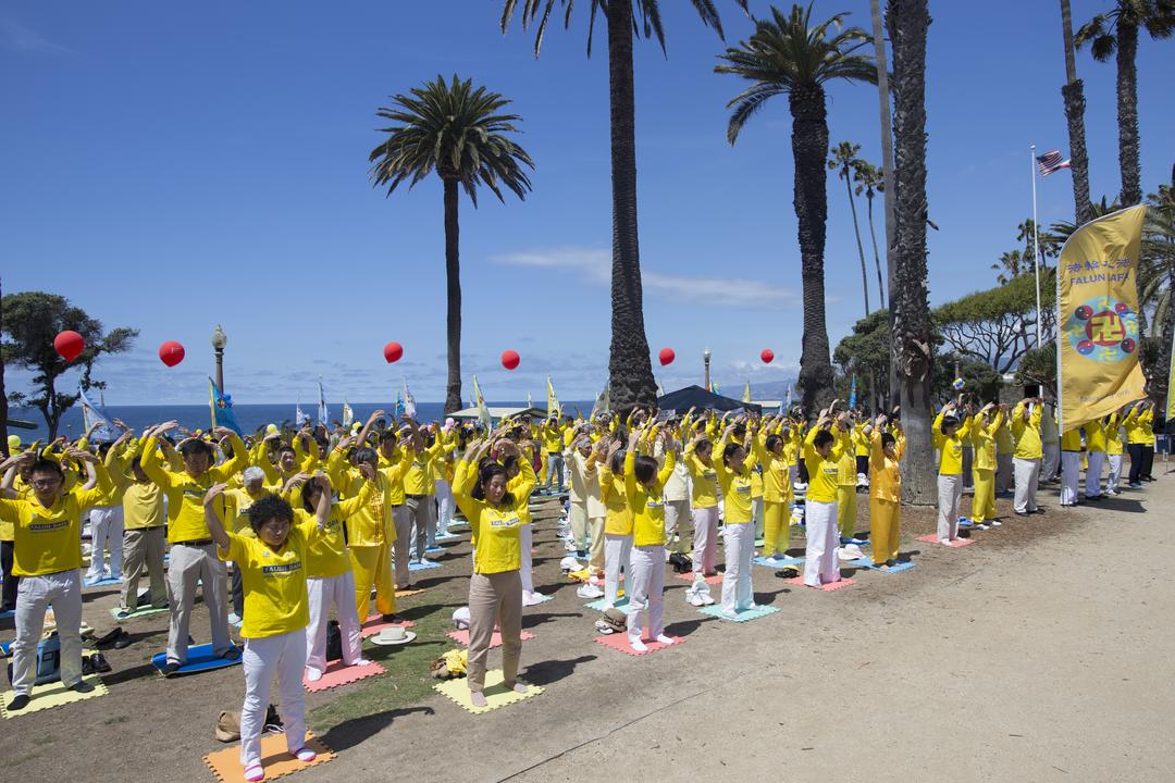 Image for article Los Angeles: o sol brilha na comemoração do Dia Mundial do Falun Dafa 2016
