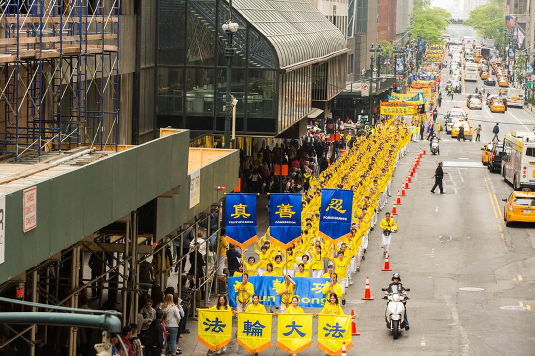 Image for article Desfile em Nova York com cerca de 10 mil praticantes comemora o Dia Mundial do Falun Dafa 