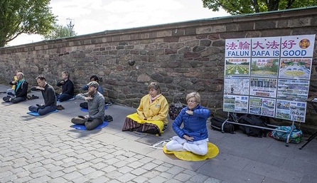 Image for article Estocolmo, Suécia: turistas chineses ficam surpresos ao ver ocidentais praticarem o Falun Gong