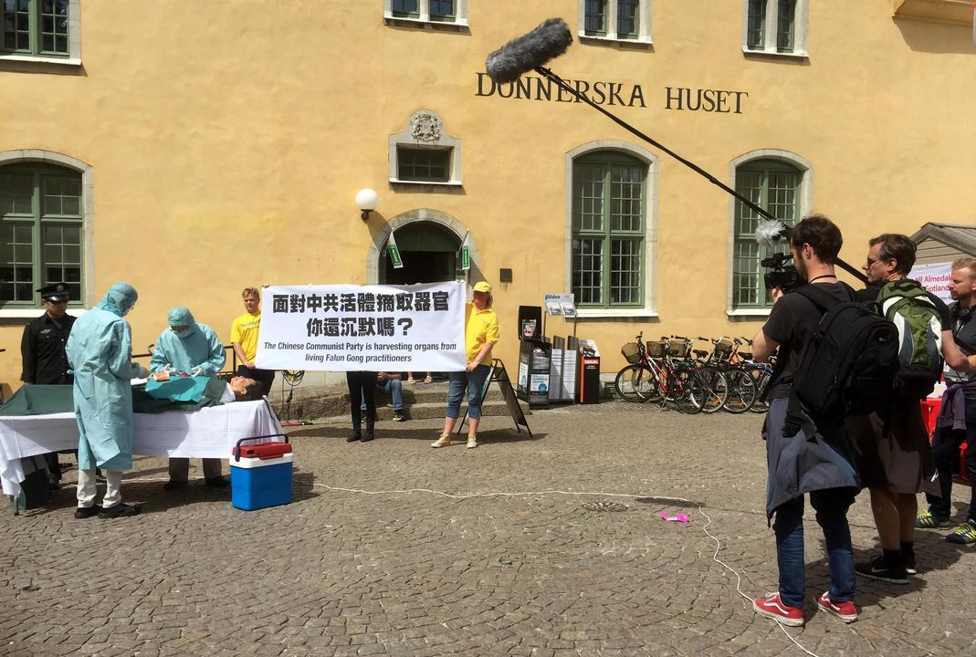 Image for article Suécia: Encenação da extração de órgãos aumenta a consciência da perseguição ao Falun Gong na China