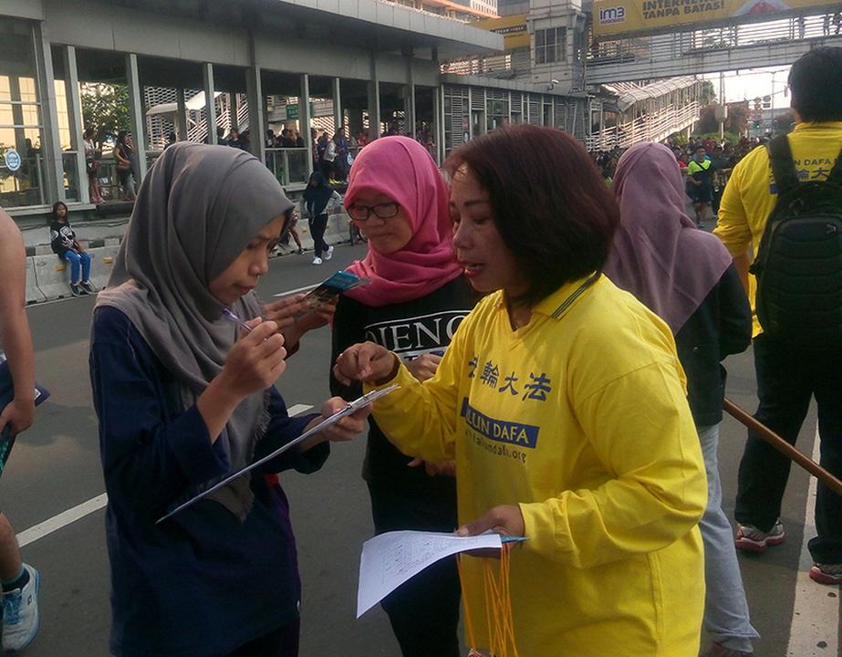 Image for article Jacarta, Indonésia: público apoia petição para levar à justiça o ex-ditador chinês pela perseguição ao Falun Gong