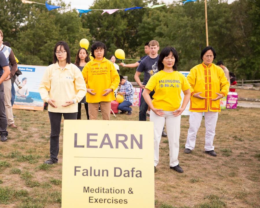 Image for article Apresentando o Falun Dafa em um evento comunitário em Nova York e Ilinóis 