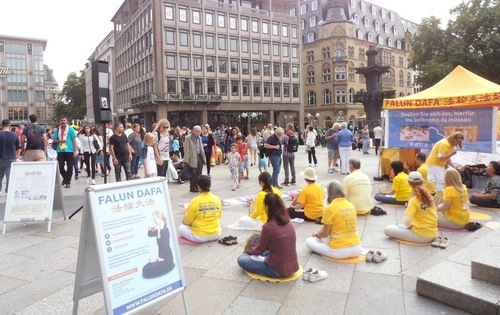 Image for article Alemanha: comício contra a perseguição ao Falun Gong em frente da Catedral de Colônia