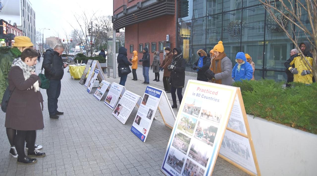 Image for article Poznan, Polônia: casal viaja quase 350 km apenas para aprender o Falun Gong