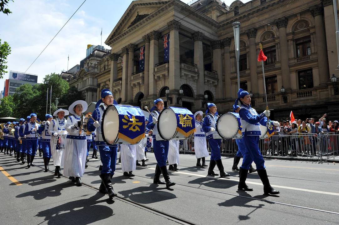 Image for article ​Melbourne, Austrália: Banda Tian Guo entretém multidão em desfile do dia da Austrália