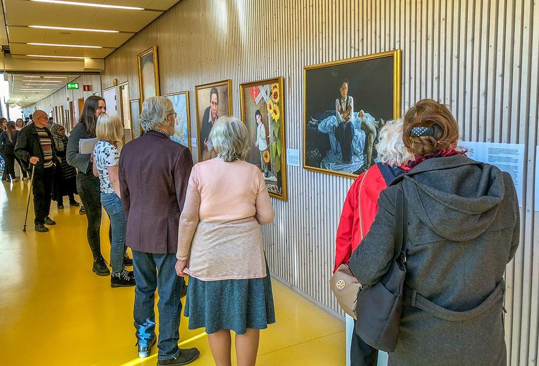 Image for article Estocolmo: A Exibição Internacional de Arte de Zhen Shan Ren é inaugurada na Escola Secundária do Distrito de Huddinge