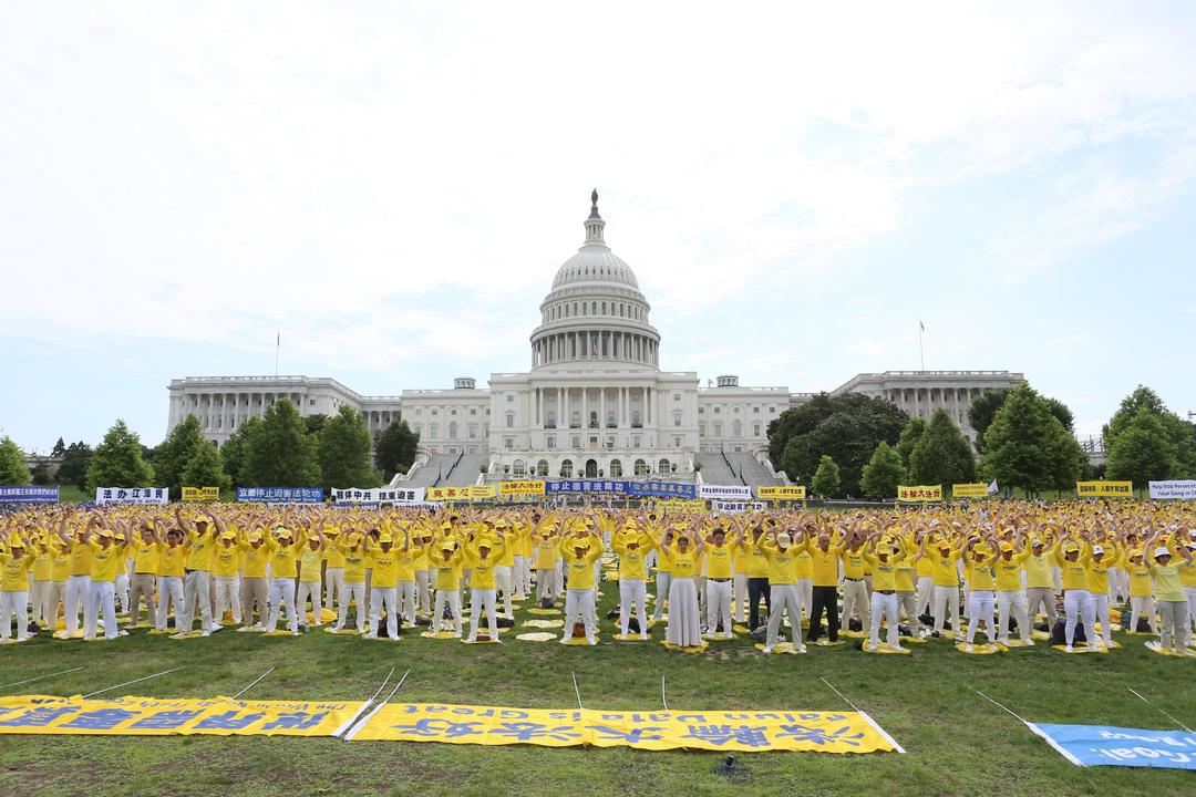 Image for article Exercícios em grupo do Falun Gong no Capitólio em Washington DC e protestos na embaixada chinesa