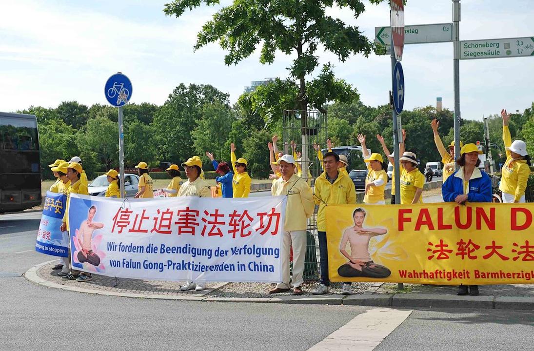 Image for article Praticantes alemães do Falun Gong pedem o fim da perseguição durante visita do Premier chinês