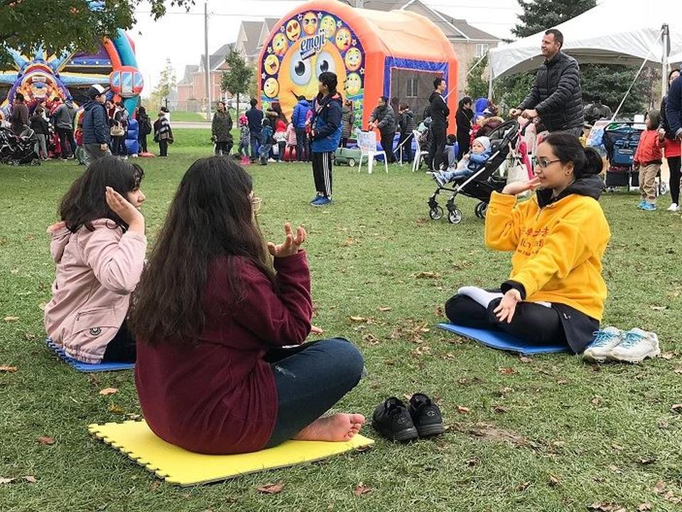 Image for article Visitantes aprendem sobre o Falun Gong no Festival Pumpkin de Toronto