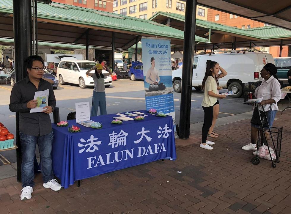 Image for article Minnesota e Virgínia: Apresentando o Falun Gong em eventos comunitários