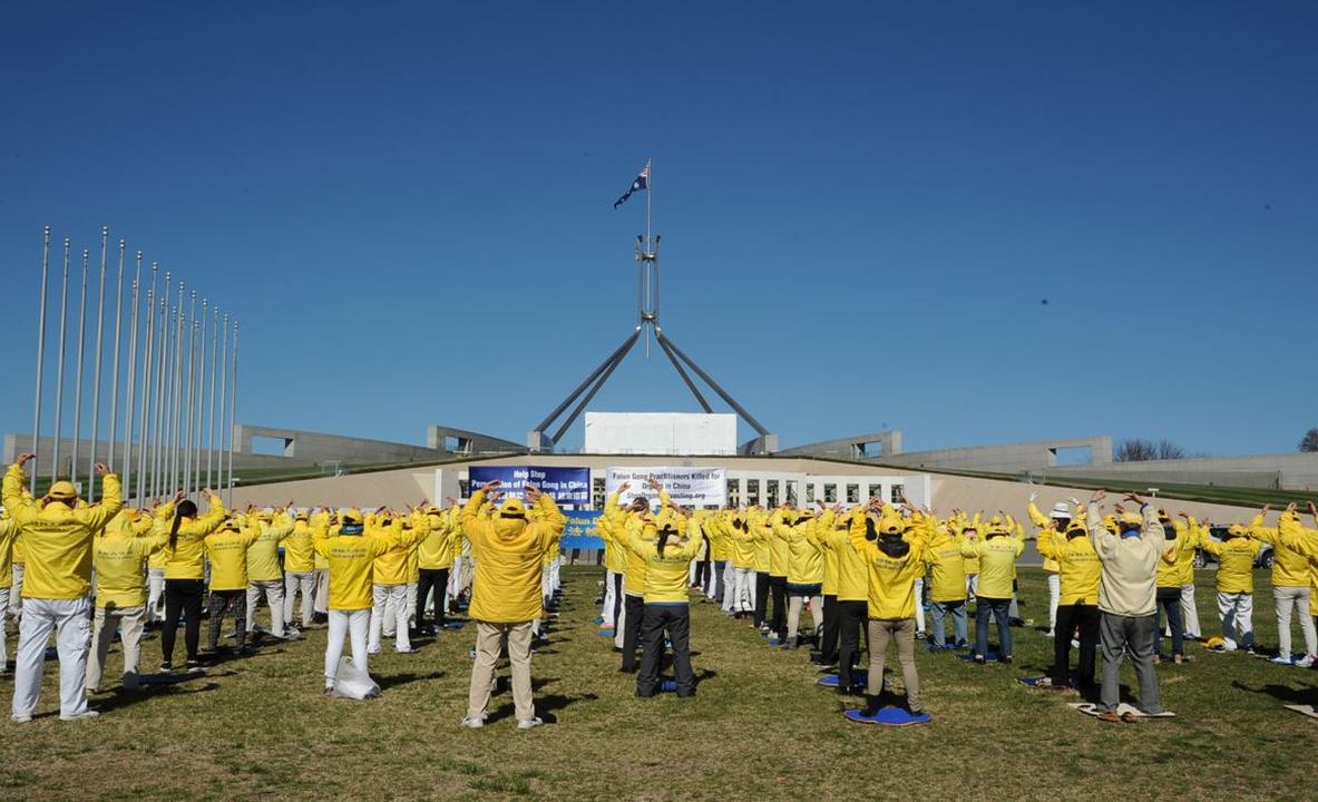 Image for article Camberra, Austrália: praticantes realizam manifestação para acabar com a perseguição ao Falun Gong
