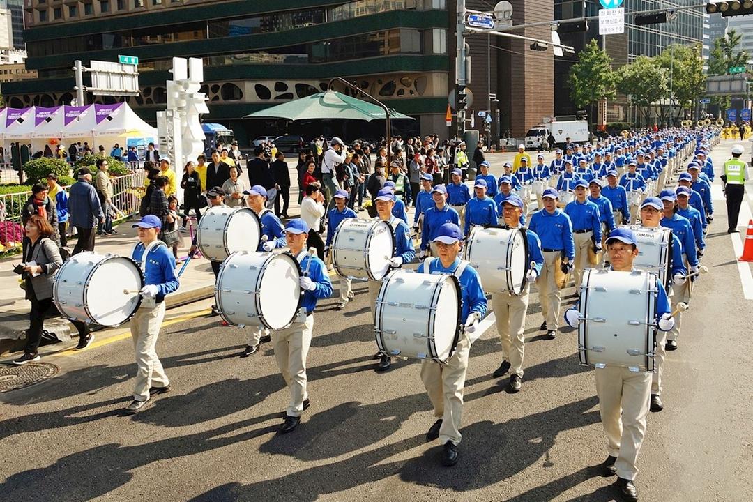 Image for article Coreia do Sul: 2.000 desfilam para apresentar o Falun Gong