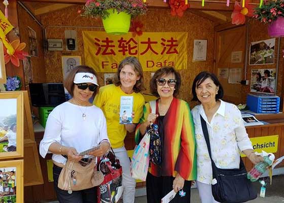 Image for article EUA, Áustria e Índia: Apresentando o Falun Gong em eventos comunitários locais