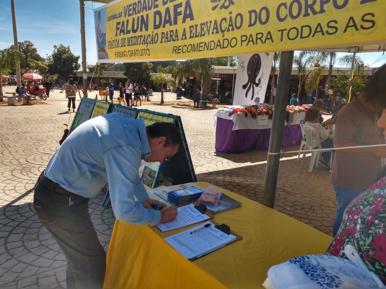 Image for article Brasil: Praticantes do Falun Gong conscientizam as pessoas sobre os 20 anos de perseguição na China