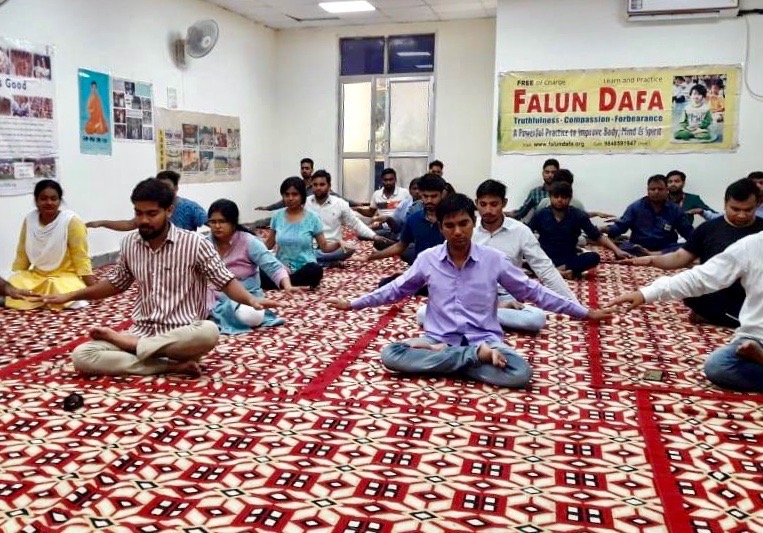 Image for article Índia: Falun Dafa é bem-recebido no Dia Internacional do Yoga em uma grande fábrica de engarrafamento de GLP