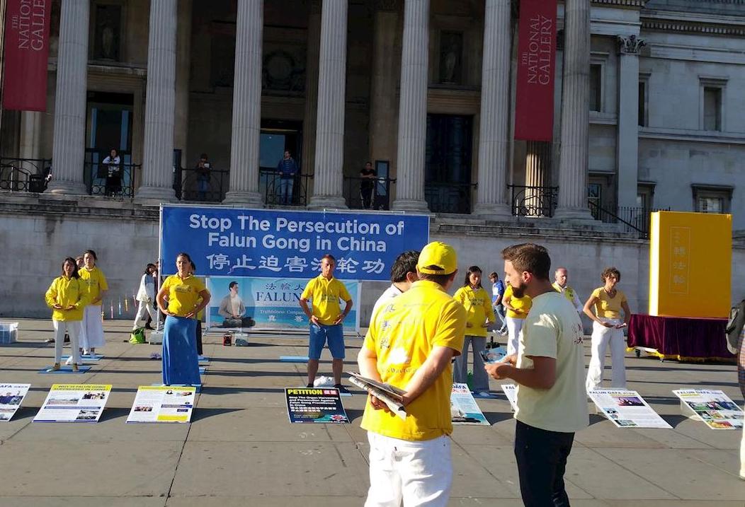 Image for article Londres: atividades do Falun Gong em ponto turísticos aumentam a conscientização