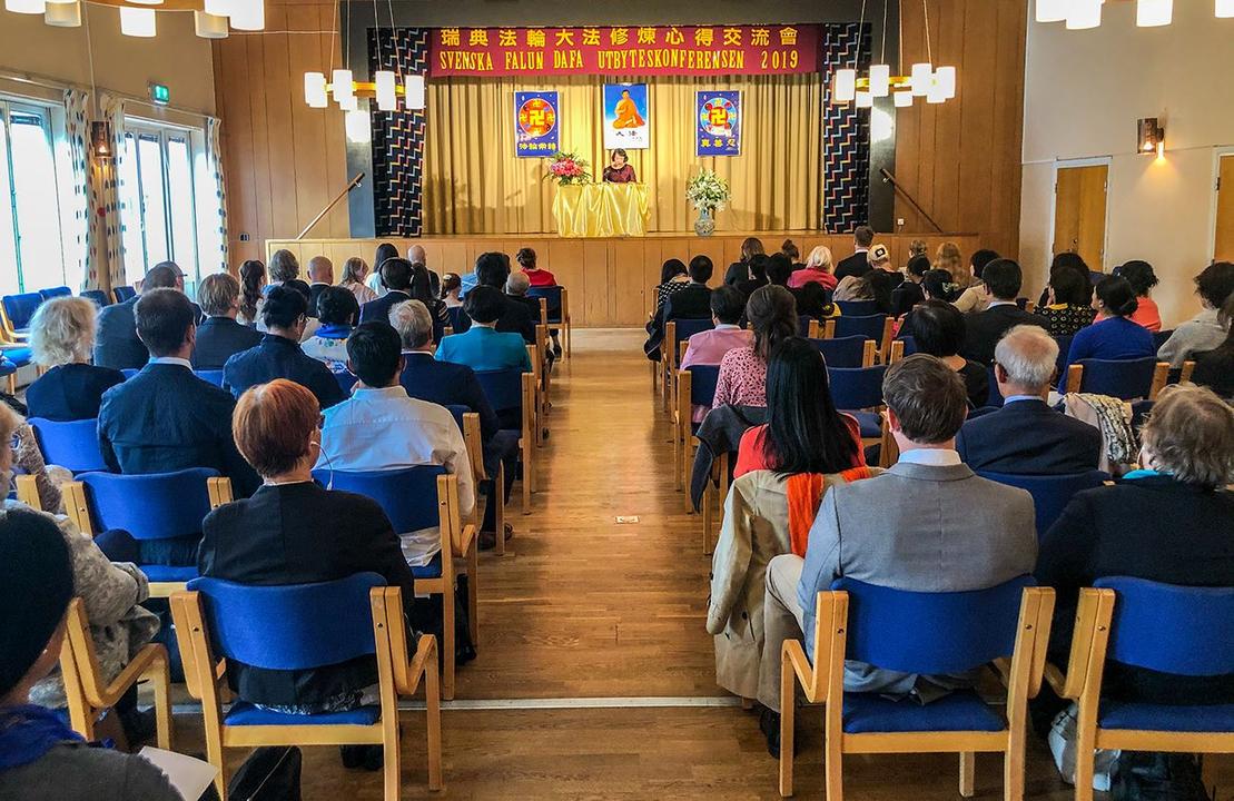 Image for article Estocolmo: Praticantes do Falun Dafa melhoram juntos no Fahui sueco