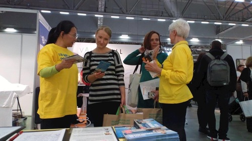 Image for article Finlândia: Apresentando o Falun Gong em uma exposição em Helsinque
