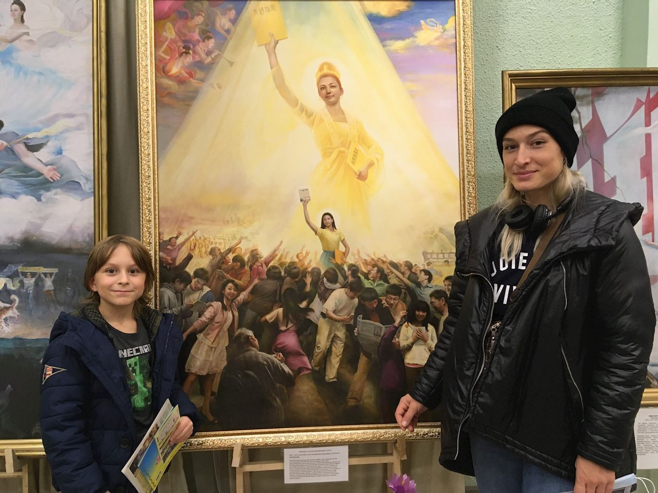 Image for article Odessa, Ucrânia: Moradores aprendem sobre o Falun Dafa na Exposição da Arte de Zhen Shan Ren