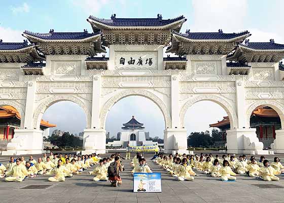 Image for article Uma cena impressionante em Taiwan: Meditação pacífica em meio a tempos caóticos