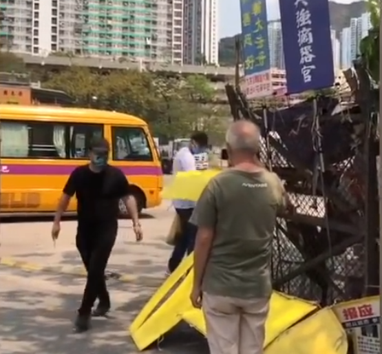 Image for article Hong Kong: Instigados pelo PCC, vândalos continuam a atacar estandes de informação sobre o Falun Gong (Vídeos)