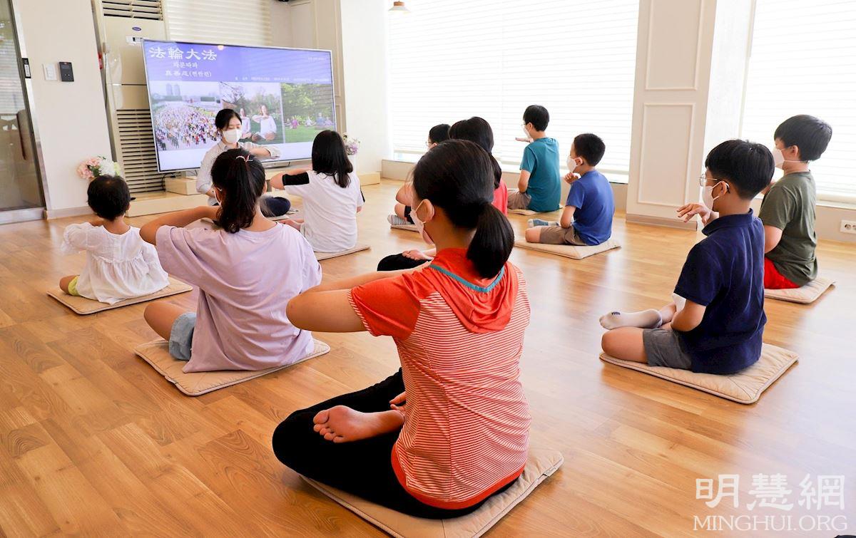 Image for article Seul, Coreia do Sul: Workshop de nove dias do Falun Dafa para crianças é realizado na livraria Tianti