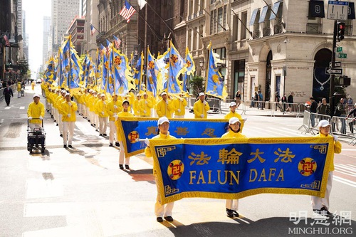 Image for article Falun Dafa é elogiado no Desfile do Dia de Colombo em Nova York: “Todos nós realmente precisamos da Verdade, Compaixão e Tolerância”