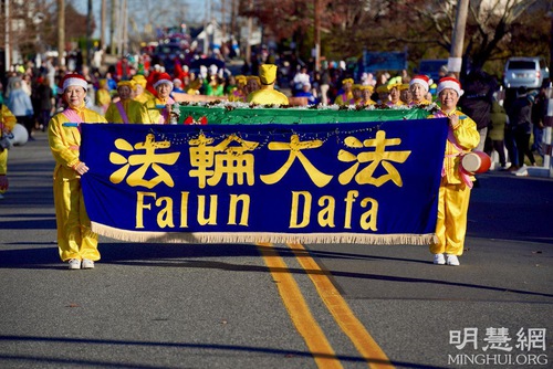 Image for article Elsmere, Delaware: Apresentação do Falun Dafa é elogiada no desfile de Natal