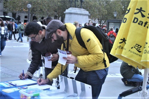 Image for article Londres: Praticantes do Falun Dafa realizam eventos ao ar livre para aumentar a conscientização à medida que o movimento de pedestres cresce