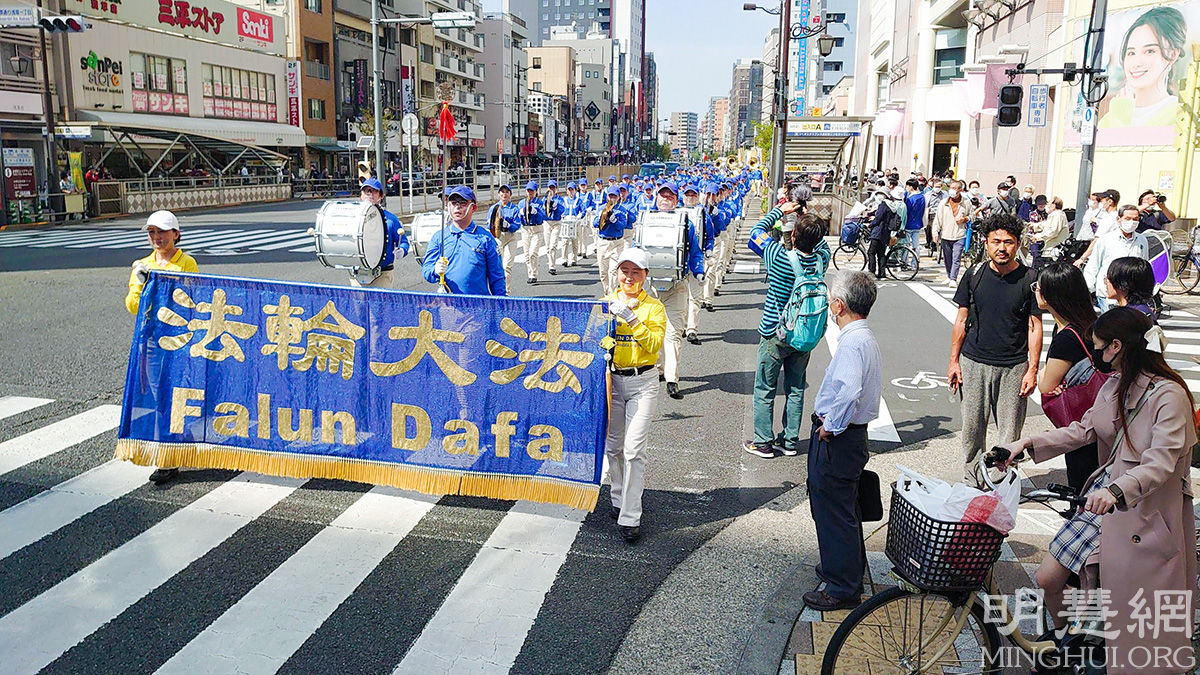 Image for article Japão: Moradores de Tóquio condenam a perseguição durante manifestação para comemorar o apelo pacífico de 25 de abril 