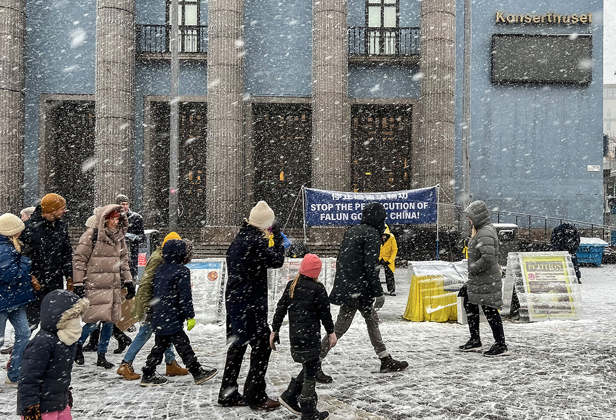 Image for article Nem mesmo uma nevasca impede que os praticantes do Falun Dafa esclareçam a verdade