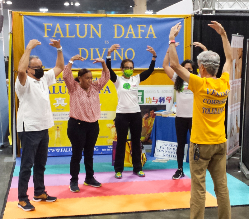Image for article ​Porto Rico: participantes da Baby Boomers Expo ficam felizes em aprender o Falun Dafa