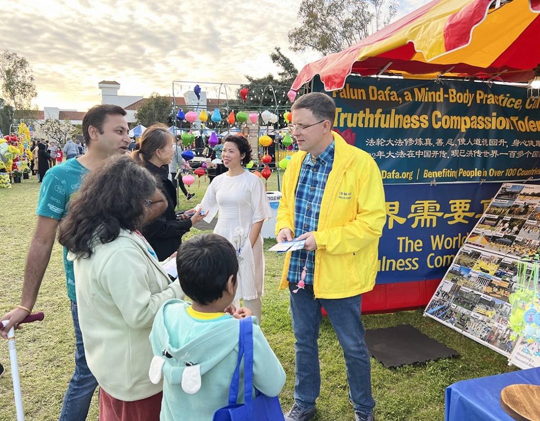Image for article ​San Diego, EUA: Apresentar o Falun Dafa na Celebração do Ano Novo Lunar Vietnamita