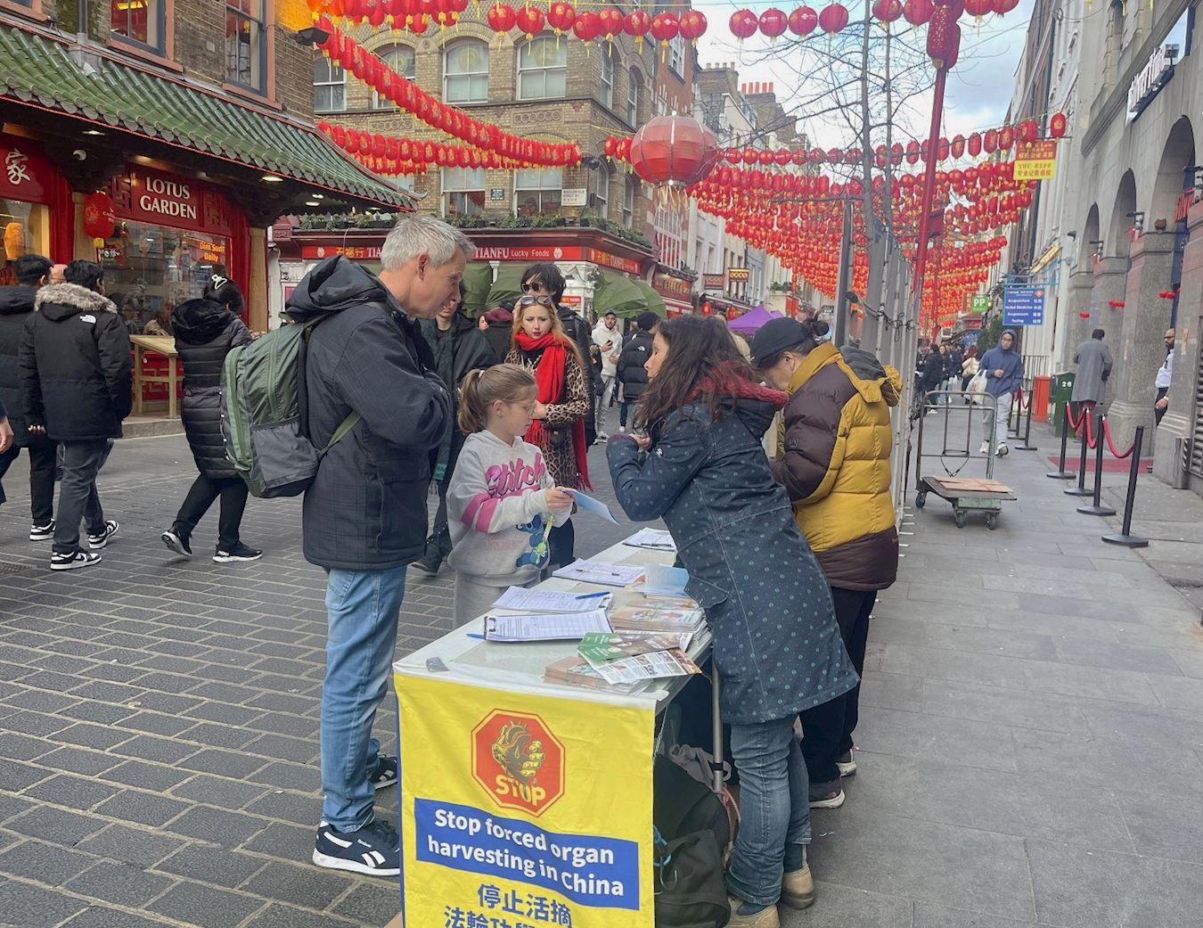 Image for article ​Londres, Reino Unido: Apresentando o Falun Dafa em Chinatown durante o Festival das Lanternas