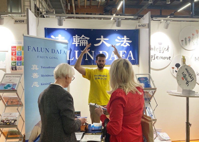 Image for article Finlândia: Praticantes apresentam o Falun Dafa na Exposição Nacional de Educação