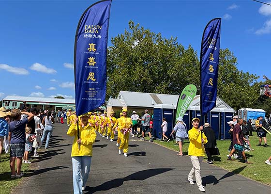 Image for article Auckland, Nova Zelândia: Os valores do Falun Dafa são elogiados durante o show dos fazendeiros de Kumeu