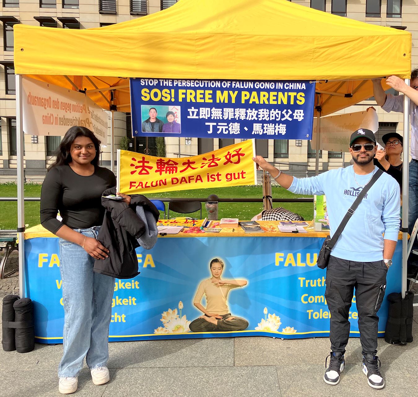 Image for article ​Berlim, Alemanha: Turistas seguram uma faixa do Falun Dafa para mostrar seu apoio