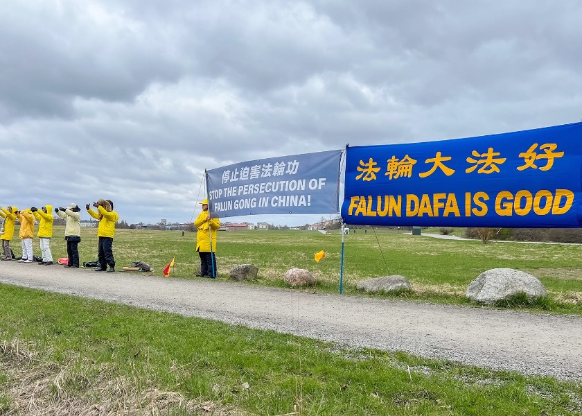Image for article ​Suécia: O público apoia o Falun Gong durante as atividades de comemoração do apelo de 25 de abril em Pequim