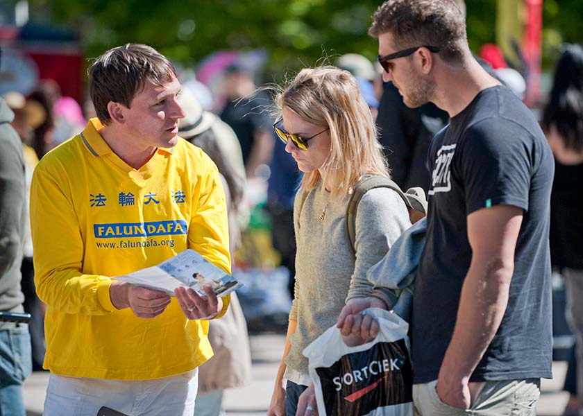 Image for article Suécia: praticantes aumentam a consciência pública sobre o Falun Gong na Praça Gustav Adolf em Gotemburgo (fotos)