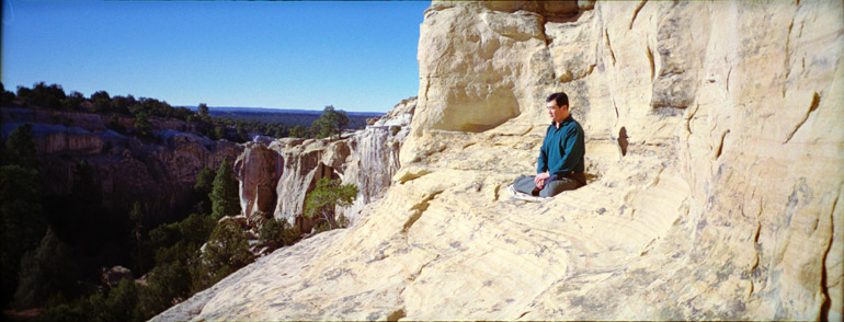 Image for article Mestre Li Hongzhi silenciosamente observa o mundo em meio as montanhas, depois de deixar Nova York imediatamente após 20 de julho de 1999
