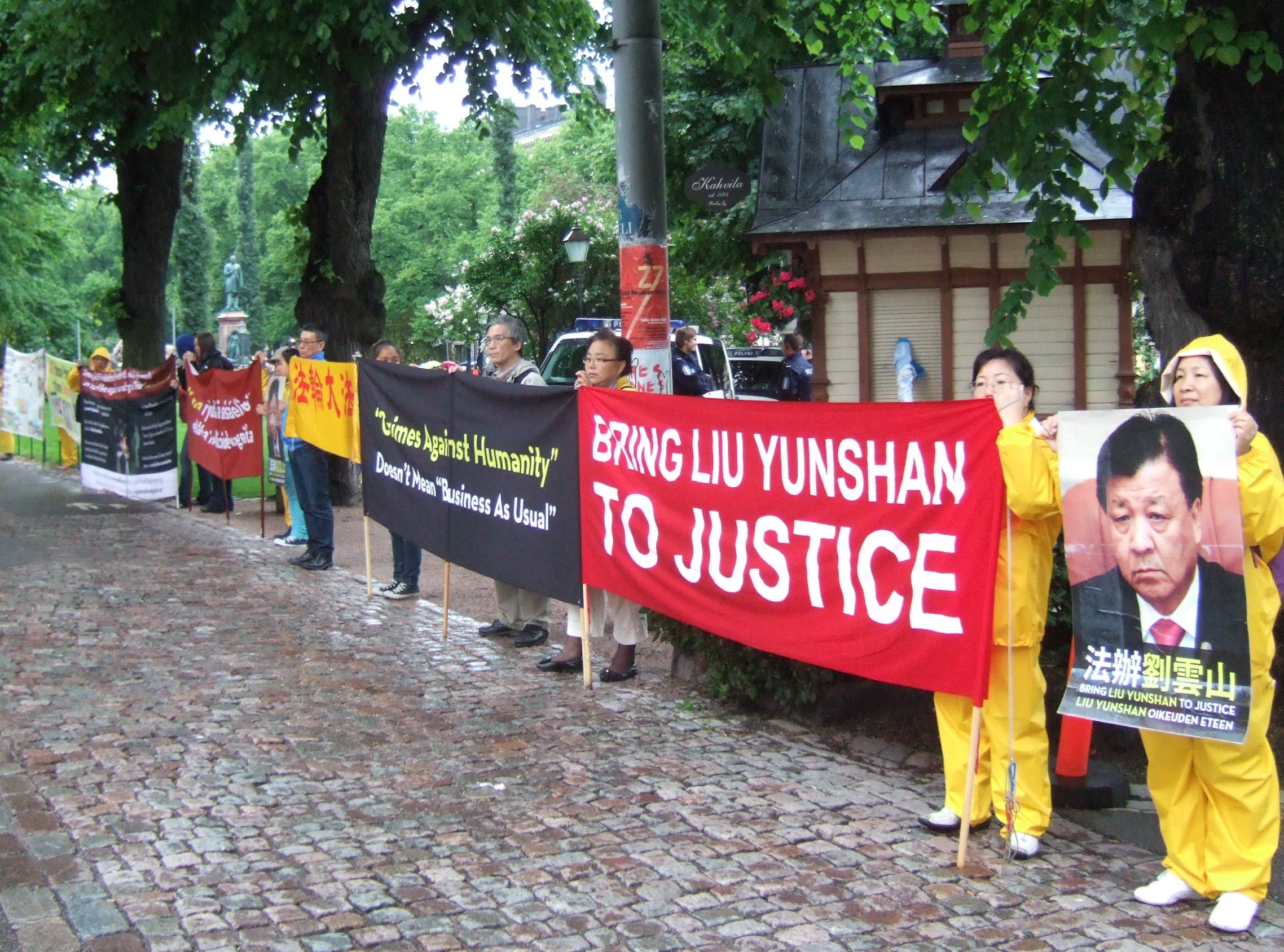 Image for article Praticantes protestam a membro do Comitê Permanente do Politburo do PCCh, Liu Yunshan, durante sua visita na Finlândia