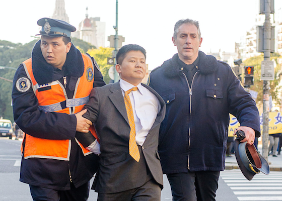 Image for article Argentina: Diplomata chinês preso depois de forçar e passar a barreira da polícia na tentativa de perturbar o protesto do Falun Gong durante a visita de Xi
